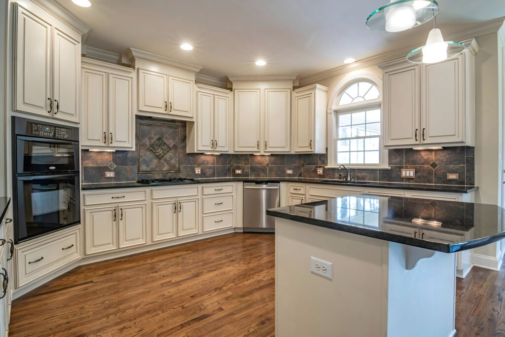 U-shaped kitchen cabinet design for luxury homes in Pakistan
